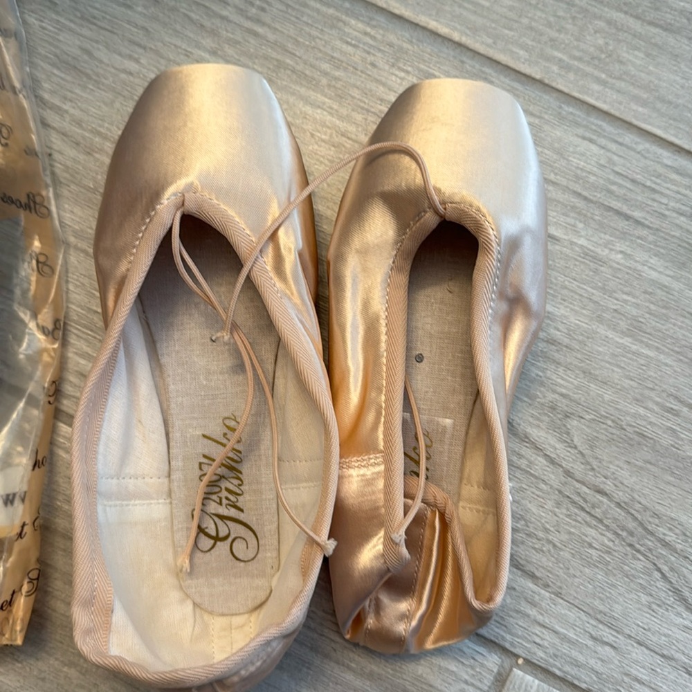 COPY - Grishko Pointe ballet slippers, never worn; med 5.0 xxx
